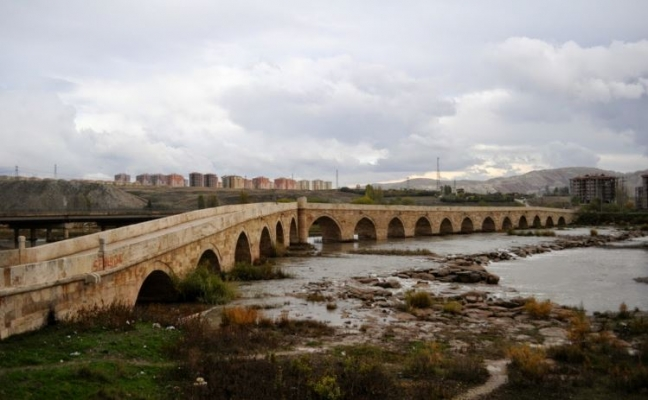 <p><strong>Sivas Eğri Köprü</strong></p>

<p>Yazılı kaynaklarda Selçuklu dönemine ait olduğu belirtilmiştir. On sekiz<br />
gözlü olup gözleri teşkil eden kemerler sivridir.</p>

<p>Uzunluğu 179.60 m, eni 4.55 m’ olan köprü halen araç trafiğine kapalı, yaya trafiğine açık ve sağlam durumdadır.</p>
