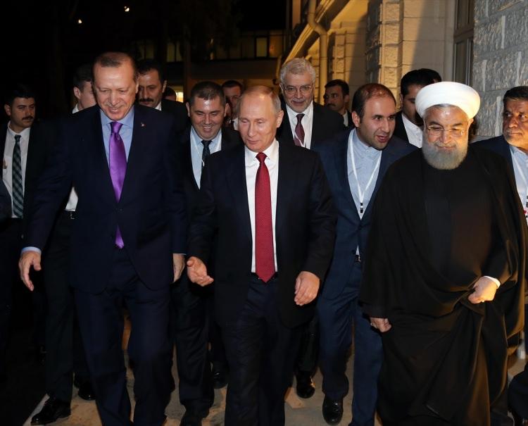 <p>Cumhurbaşkanı Recep Tayyip Erdoğan, Rusya Devlet Başkanı Vladimir Putin ve İran Cumhurbaşkanı Hasan Ruhani ile Sanatoryum Rus'ta gerçekleştirdikleri Suriye konulu üçlü zirvenin ardından ortak basın toplantısı düzenledi. </p>

<p> </p>

<p>İşte zirveye damga vuran kareler...</p>
