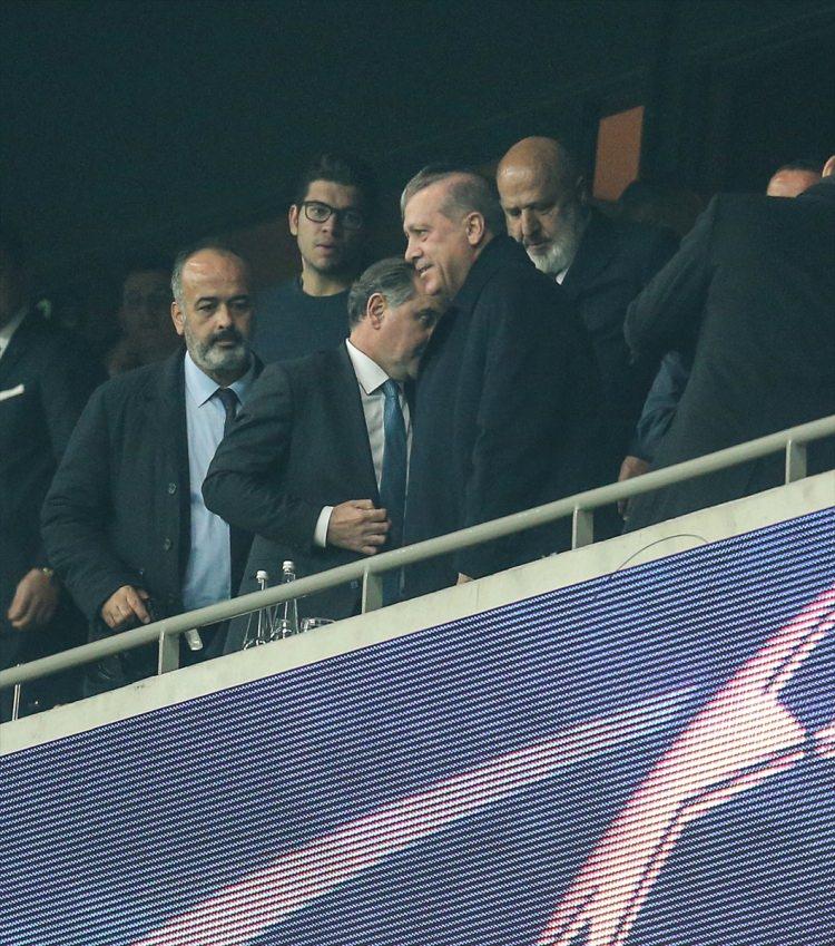 <p>Cumhurbaşkanı Recep Tayyip Erdoğan, mücadeleyi tribünden takip etti.</p>
