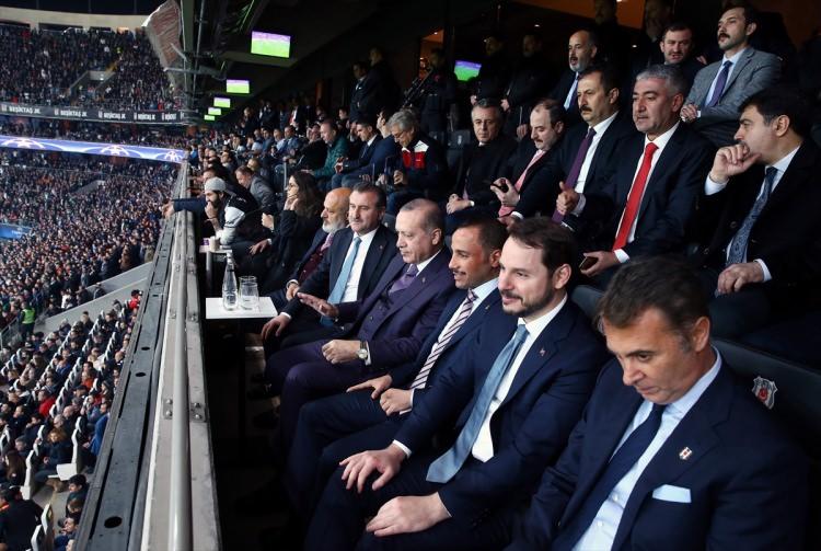 <p>Vodafone Park çevresinde alınan yoğun güvenlik önlemleri altında stada gelen Cumhurbaşkanı Recep Tayyip Erdoğan, mücadeleyi Beşiktaş Başkanı Fikret Orman ve Yönetim Kurulu'yla birlikte izledi.</p>
