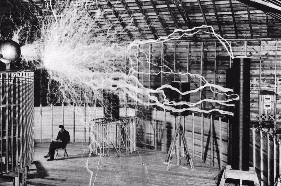 <p> Nikola Tesla, kendi laboratuvarında “Tesla Bobinleri” ile birlikte otururken </p>

<p> </p>
