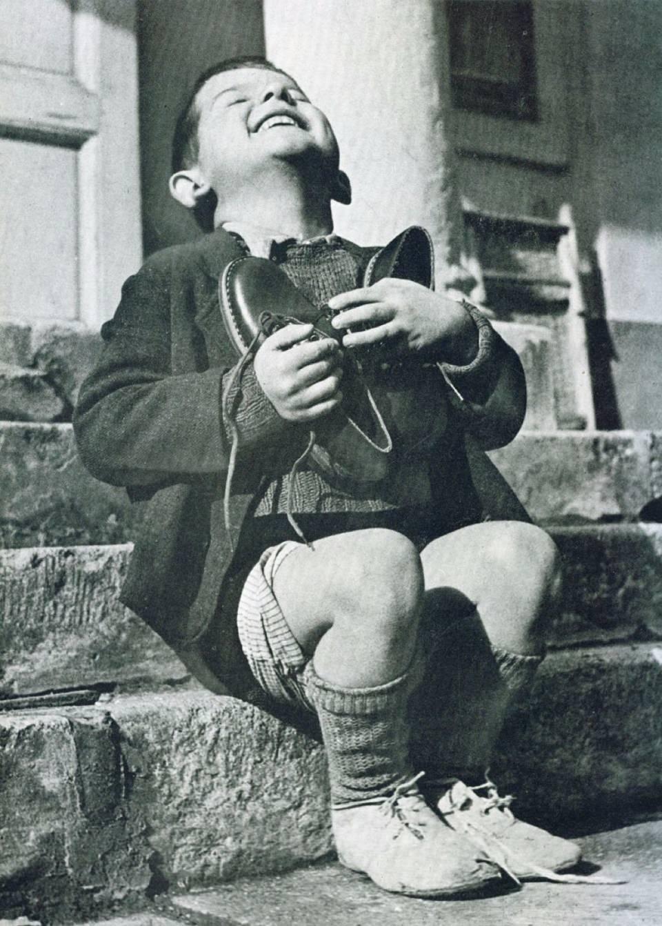 <p> 2. Dünya Savaşı zamanlarında Avusturyalı küçük bir çocuğun yeni ayakkabılarına kavuşma anı </p>

<p> </p>

