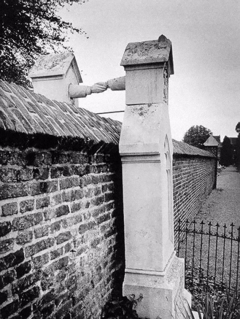 <p>1888 yılından, Hollanda’da katolik bir kadın ile protestan kocasının mezarları </p>

<p> </p>

