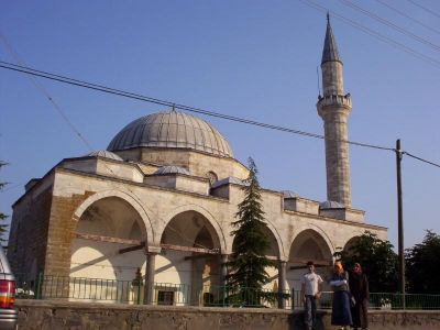 <p><strong>Mirliva Hüseyin Paşa Cami</strong></p>

<p> </p>

<p>Ters T planlı olarak 1498 yılında yapılmış olan Mirliva Hüseyin Paşa Cami bölgenin en eski camilerinden biridir. Zamanında kervan yollarının geçtiği İnecik Köyü’ndedir.</p>
