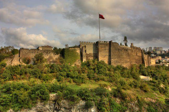 <p>RABZON KALESİ</p>

<p>Trabzon Kalesi şehrin en yüksek tepesinde yer almaktadır. Denizden gelebilecek olan saldırıları önlemek amacıyla inşa edilen Trabzon Kalesi,  yukarı hisar, orta hisar ve aşağı hisar olmak üzere üç bölümden oluşmaktadır. Bir tarafı deniz, bir tarafı yeşilliklerle çevrili olan kale, Trabzon'un gezilmesi gereken en turistik yerlerinden biri.</p>
