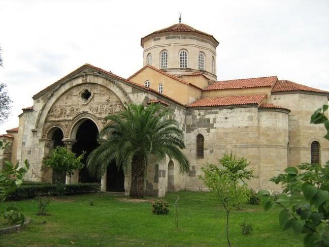 <div>AYASOFYA MÜZESİ</div>

<div> </div>

<div>1250-1260 yılları arasında, Trabzon imparatorluğunun Komnenos Ailesinden Kral I. Manuel tarafından kilise olarak yaptırılmıştır. Daha sonraki yıllarda hastane ve cami olarak kullanılan kilise, restorasyon çalışmaları sonucu günümüzde müze olarak kullanılmakta ve Trabzon'un en çok ziyaret edilen noktalarından biri olarak yer almaktadır.</div>
