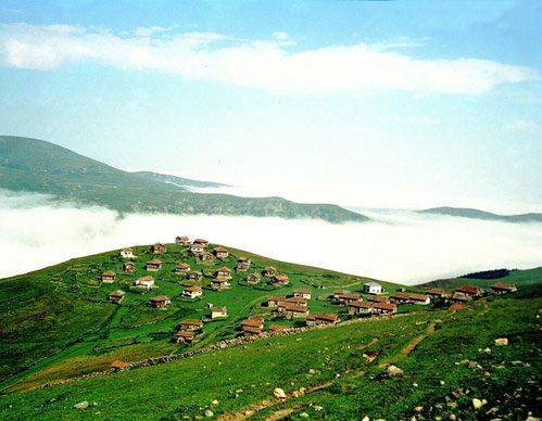 <div>AYLALARI</div>

<div> </div>

<div>Tarihiyle olduğu kadar doğasıyla da ünlü bir şehir Trabzon. Şehir, birbirinden güzel yaylalarıyla  doğaseverlerin akınına uğramakta. Özellikle  Lapazan Yaylası, Garester Yaylası, Haldizen Yaylası, Şerah Köyü, Şekersu Yaylası bunlardan bir kaçı.</div>

<div> </div>

<div>Sera Gölü Yaylası, Maçka-Mavura Yaylası , Maçka-Kiraz Yaylası, şehrin oldukça fazla turist çeken önemli yaylalarından bazıları.</div>
