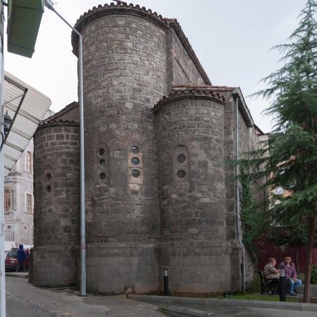 <div>ST.ANNA(KÜÇÜK AYVASIL) KİLİSESİ</div>

<div> </div>

<div>7. yüzyılda inşa edilmiş kilise Trabzon'da ayakta kalabilen en eski kiliselerdendir.  Yapı, üç nefli ve üç apsisli bir bazilikadır ve yapının içerisinde fresk kalıntıları bulunmaktadır. Kilise şehrin önemli tarihi yapıları arasında yer almaktadır.</div>
