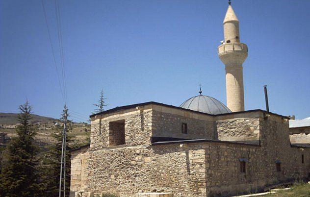 <p>Yelmaniye Camii</p>

<p>ilçeye hakim bir tepede bulunan caminin Timur zamanında Emir Taceddin Yelman bin Keykubat bin Halit el-Kürdi tarafından Hicri 800-809 tarihleri arasında medrese olarak yaptırıldığı sanılmaktadır. Sonradan cami olarak kullanıldığından Medrese Camii diye de bilinir.</p>
