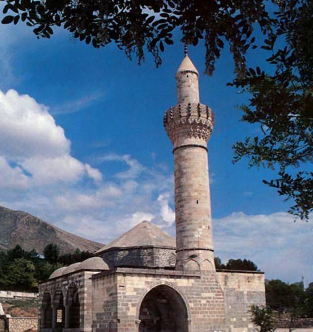 <p>Çelebi Ağa Camii</p>

<p>Pertek ilçesinin güneyinde, Murat Irmağının kıyısında yer alan cami giriş kapısının üzerinde yer alan kitabeye göre Koca Hacılı Ali oğlu Çelebi Bey tarafından 1569’da yaptırılmıştır.</p>

<p>Çelebi Ağa Camii, bu bölgenin Keban Baraj Gölü suları altında kalmasıyla, Orta Doğu Teknik Üniversitesi Restorasyon Bölümü tarafından taşları numaralandırılmak suretiyle Pertek ilçesinin Soğukpınar Mahallesine bugün bulunduğu yere taşınmış ve burada yeniden monte edilerek kullanıma açılmıştır.</p>
