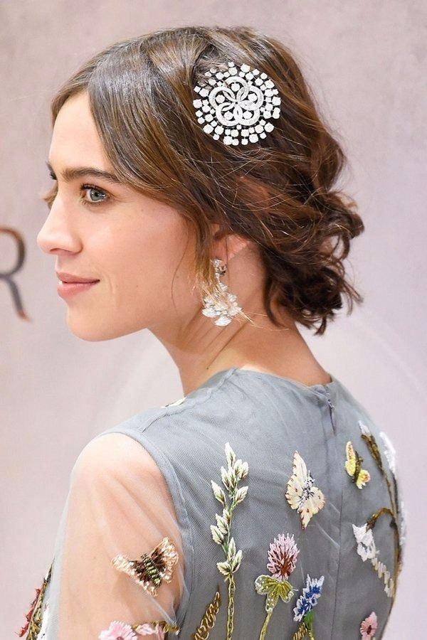 <p>Trend olan saç aksesualarını kırmızı halıda yürüyen ünlü tasarımcılarda görmek mümkün.</p>
<p><strong>Alexa Chung</strong></p>
<p> </p>