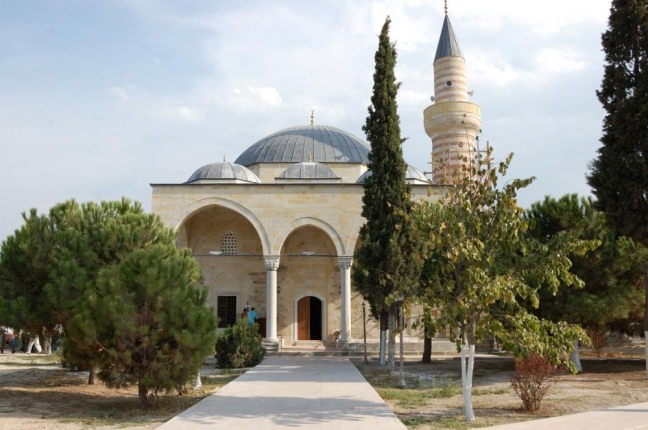 <p><strong>HERSEKZADE AHMET PAŞA CAMİ</strong></p>

<p>1458 Yılında doğan ve doğduğu Bosna-Hersek’ten getirilerek saraylarda yetiştirilen devrinin ünlü sadrazamlarından Hersekzade Ahmet Paşa tarafından XVII. Yüzyılda, kendi adıyla anılan beldede yaptırılmıştır. İzmit Körfezi’nin en dar yerinde olması nedeniyle Herzekzade Ahmet Paşa, Hersek’e küçük bir liman, 700 ev, çift kubbeli büyük bir camii, 2 han, 1 imaret, 1 mescit 1 medrese ve 1 tekke yaptırmak suretiyle bu beldeyi ihya etmiştir. Ne yazık ki camiin kubbeleri dâhil diğer bölümlerinin bazı kısımları depremde yıkılmıştır.</p>
