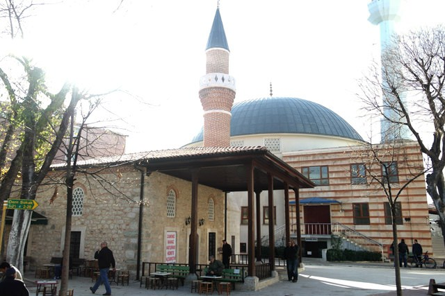 <p><strong>RÜSTEM PAŞA CAMİİ</strong></p>

<p>Yalova merkezde bulunan Rüstem Paşa Camii Osmanlı dönemi mimari yapılardandır. Mimar Sinan tarafından yapıldığı bilinen Rüstempaşa Camii; Osmanlı Paşası Rüstem Paşa tarafından 17. yüzyılda yaptırılmıştır. </p>
