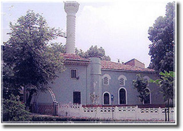 <p><strong>HACI ALİ PAŞA CAMİ (AHMET ÇELEBİ) (Çarşı Cami)</strong></p>

<p>Armutlu ilçe merkezinde bulunan Hacı Ali Paşa Cami (Ahmet Çelebi) aynı zamanda Çarşı Cami olarak ta bilinmektedir. Yapım tarihi belli değildir. Orhan Gazi döneminde yapıldığı tahmin edilmektedir. </p>
