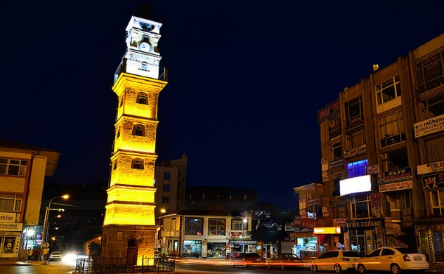 <p><strong>Yozgat Saat Kulesi</strong></p>

<p>1900’lü yıllarda saat kulesi Tevifikizade Ahmet tarafından yaptırılmıştır. İl merkezinde bulunmaktadır. Gece ışıklandırmasıyla ayrı bir güzelliğe sahiptir. En çok ilgi duyulan yerlerden biridir.</p>
