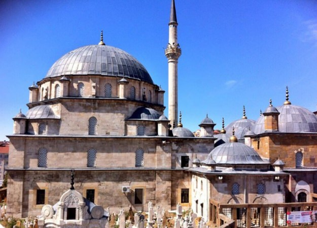 <p><strong>Çapanoğlu Camii</strong></p>

<p>Çapanoğlu Mustafa Bey tarafından 1779 yılında yaptırılmıştır. İl merkezinde bulunan büyük cami hem tarihi olarak hemde yerleşim yeri olarak en çok ilgi gören yerdir. Buraya gelip görmeden gitmenizi tavsiye etmem.</p>
