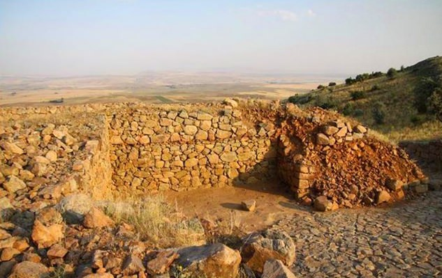 <p><strong>Kerkenes Harabeleri</strong></p>

<p>Yozgat Şahmuratlı köyünün 5 km uzaklığında ki bu höyük görünümüyle eşsiz bir güzelliğe sahiptir. Etrafı yeşilliklerle dolu bir köyde sizleri huzura çağıran bu höyük görmeye değerdir.</p>
