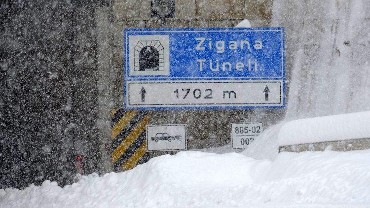 <p>Gümüşhane’nin Torul ilçesi sınırlarında yer alan ve tarihi İpek Yolu üzerindeki Zigana dağı tipisiyle ve sisiyle kış mevsiminde sürücülerin korkusu oluyor.</p>

