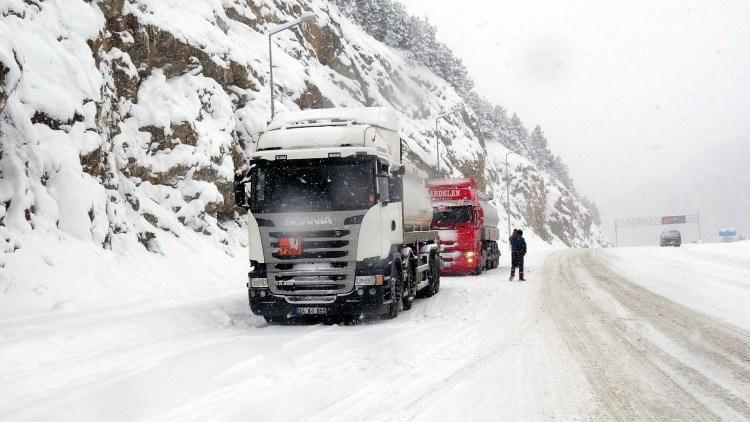 <p>Gümüşhane-Trabzon karayolu üzerindeki Zigana dağı geçidinde dünden beri etkili olan kar yağışı nedeniyle çok sayıda araç yol kenarına park etmek zorunda kalırken, Karayolları ekiplerinin sürekli müdahalesine rağmen ulaşımda aksaklıklar meydana geliyor.</p>
