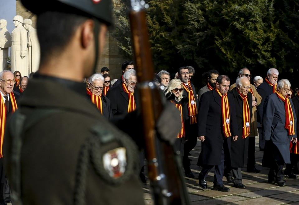 <p>Galatasaray'ın da Beşiktaş'ın da Türkiye'nin 2 güzide takımı olduğunu belirten Özbek, "Bir dostluk maçı olmasını ve seyredenlere de keyif vermesini diliyorum. 100 yıldan beri oynuyorlar. Herkesi stada bekliyoruz. Güzel bir maç olacak. Çünkü iki takım da formda. Tabii ki ben Galatasaray'a başarılar diliyorum." ifadelerini kullandı.</p>

<p> </p>
