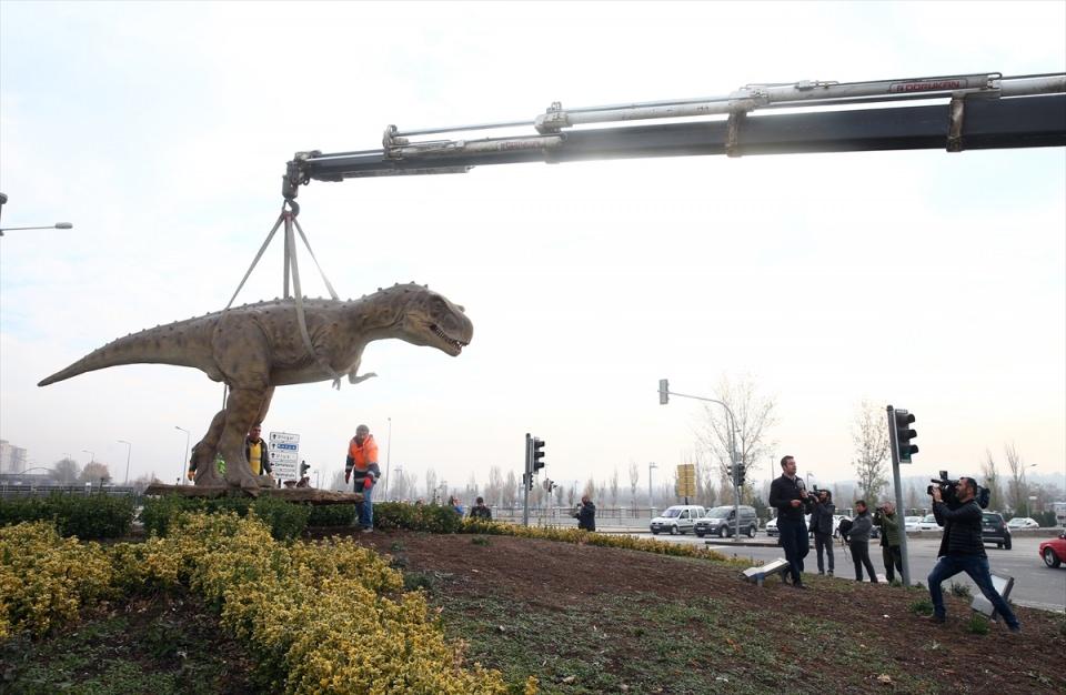 <p>Melih Gökçek döneminde Ankapark'ın tanıtımı için konulan ve uzun süre tartışma konusu olan dinozor maketi, bu sabah saatlerinde büyükşehir belediye ekiplerince söküldü.</p>
<p> </p>