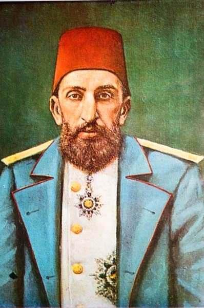 <p>II. Abdülhamid silah kullanmakta pek mahirdi. Nişan alarak ismini yazar, havaya attığı madalyaları kurşunla ortasından delerdi.</p>

<p> </p>
