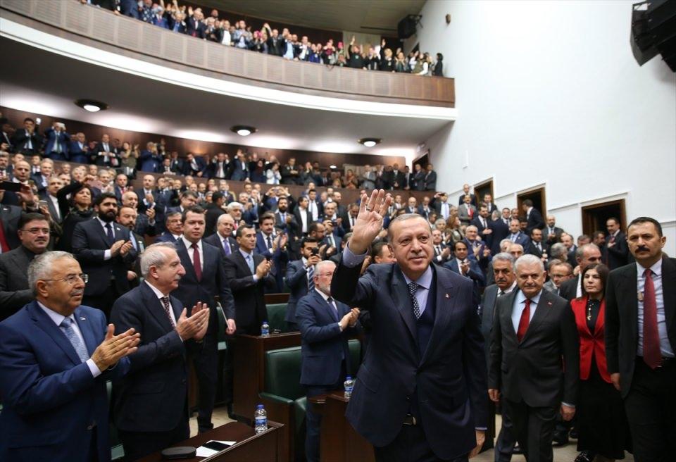 <p>Cumhurbaşkanı ve AK Parti Genel Başkanı Recep Tayyip Erdoğan ve Başbakan Binali Yıldırım, AK Parti Grup Toplantısına katılarak partilileri selamladı.</p>

<p> </p>
