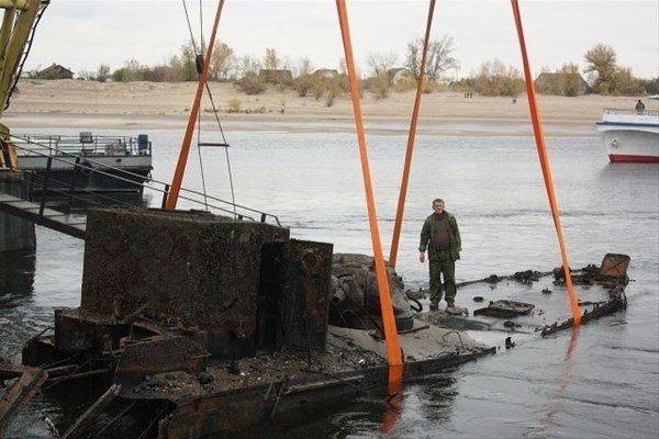 <p>Rusya'nın Stalingrad şehrinde Volga Nehri'ne dalan amatör bir dalgıç İkinci Dünya Savaşı'ndan kalma bir denizaltıyı gün yüzüne çıkardı.</p>
