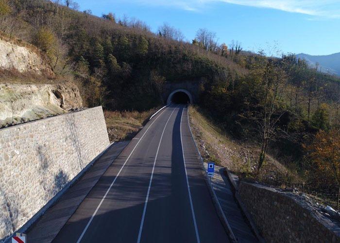 <p>Vali Yavuz, projenin 2019 yılında tamamlanmasının hedeflendiğini belirterek, bu proje bitirildiğinde özellikle Ordu-Mesudiye hattında çok önemli bir rahatlamada görüleceğini anlatırken, "121 kilometrelik Ordu- Mesudiye hattıda 81 kilometreye düşmüş olacak. 2.5 saatlik Ordu-Mesudiye yolu 1 saate düşecek.</p>