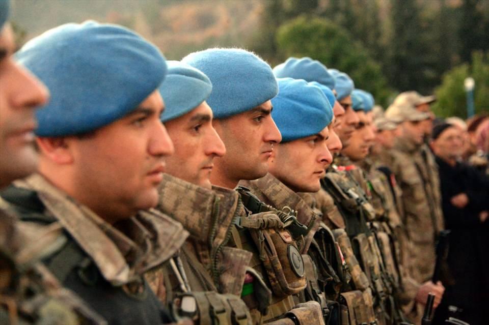 <p>İl Jandarma Komutanı Albay Hidayet Arıkan da kutsal bir görev için hazırlanan komandoları uğurlamak için toplandıklarını belirterek, "Taburumuz teröristle mücadele harekatında Türkiye'nin her yerinde çok başarı vazifeler icra etmiştir. Devletimizi al bayrağımızı milletimizi yakışır biçimde temsil edeceksiniz." ifadesini kullandı.</p>
<p> </p>