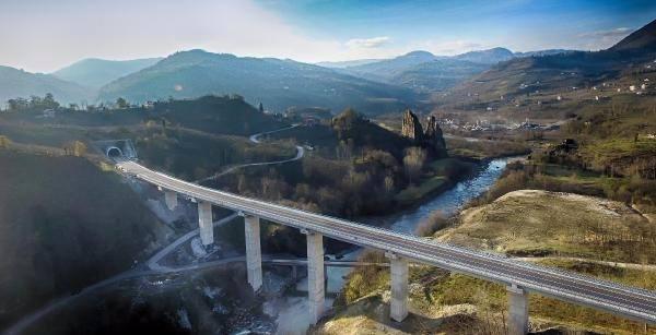 <p>Ordu güzergahında Melet Irmağı boyunca 100 kilometrelik yolun 50 kilometrelik kısmı tamamlanarak asfaltlanıp trafiğe açıldı.</p>