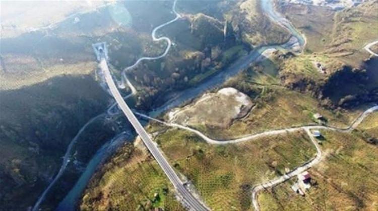 <p>Turizm bölgelerine çok yakın alanlardan da bu yol geçiyor. Yapacağımız tesislerde öncelikle misafirlerimizi daha iyi ağırlayacağımızı ve kısa sürede ulaşımlarını gerçekleştirebileceğimizide değerlendiriyoruz" dedi.</p>