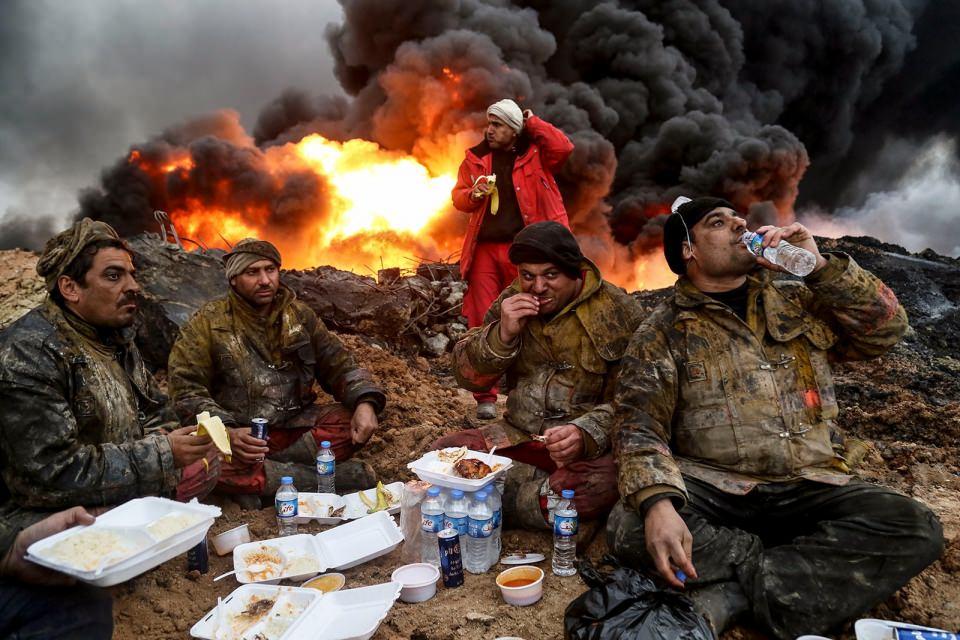 <p><strong>Kayyara’da yanan petrol kuyuları</strong><br />
<br />
Irak'ın Musul kentine bağlı Kayyara'nın terör örgütü DEAŞ'tan kurtarılmasının ardından bölgedeki petrol kuyularında çıkan yangın devam etti. İtfaiyeciler yanan kuyunun yanında yemek molası verdi.   </p>
