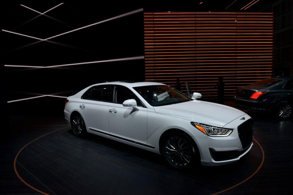 <p>Genesis G90</p>
