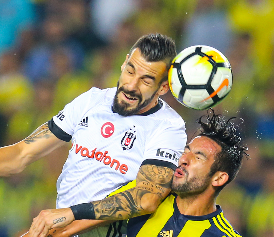 <p><strong>Negredo-Isla mücadelesi</strong><br />
<br />
Süper Lig’in 6. haftasında Fenerbahçe ile Beşiktaş, Ülker Stadı’nda karşılaştı. Bir pozisyonda Fenerbahçeli futbolcu Mauricio İsla (4)  ile Beşiktaşlı Alvaro Negredo (9) mücadele etti. </p>
