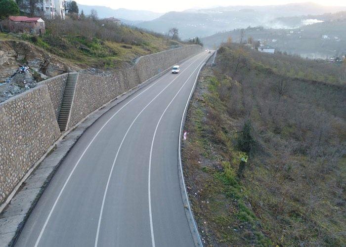 <p>Özellikle İç Anadolu'dan ve Akdeniz bölgesinden bölgeye ihracatı kolaylaştıracak projenin Ordu ekonomisinide uçuracağını söyleyen Vali Yavuz, şöyle dedi: "Bu proje; Ordu'dan başlayıp Hatay'a kadar giden bir hat. 800 kilometreyi aşan bir hattan bahsediyoruz. İlimiz sınırlarında 100 kilometrelik bir alan. En zor kısmı da ilimiz sınırlarında yapılan alan</p>
