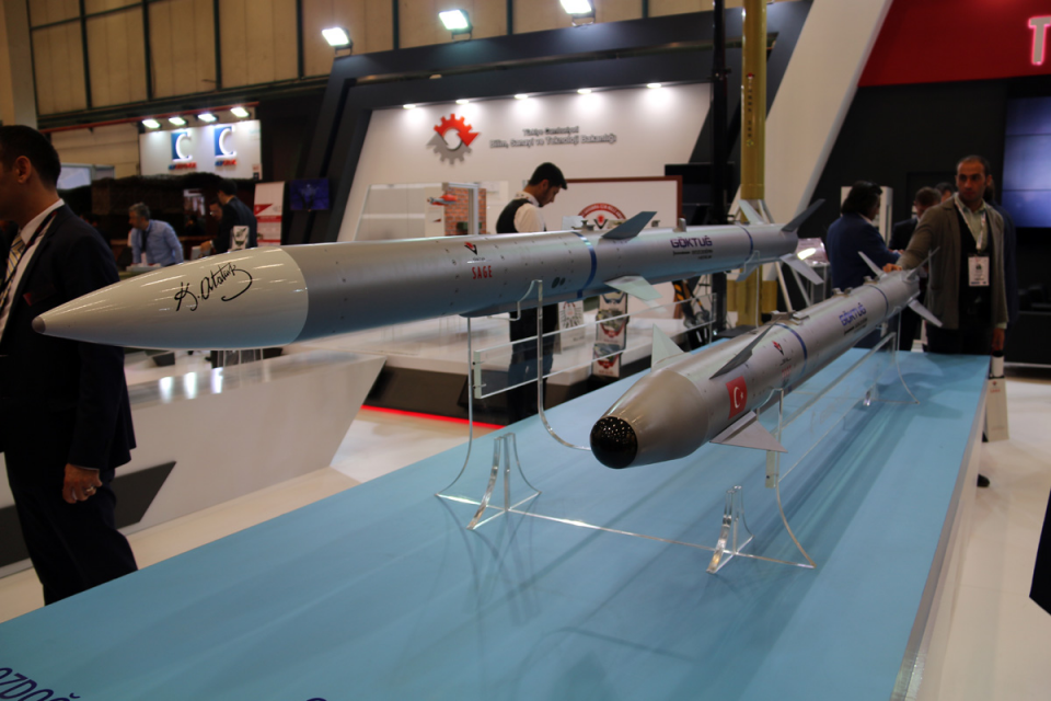 <p>Halen Türk Hava Kuvvetleri tarafından kullanılan AIM-120 AMRAAM ve AIM-9X Sidewinder füzesinin yerini alacak proje oldukça ileri bir gelişim düzeyine ulaştı. Uzun menzilli ve radar güdümlü olarak tasarlanan füze çoklu algılama ve güdüm sistemine sahip olacak ve bazı özellikleri ile sınıfında Dünyanın en iyilerinden biri olacaktır. Halen çok fonksiyonlu arayıcı başlığı geliştirme aşamasındadır.</p>

<p> </p>
