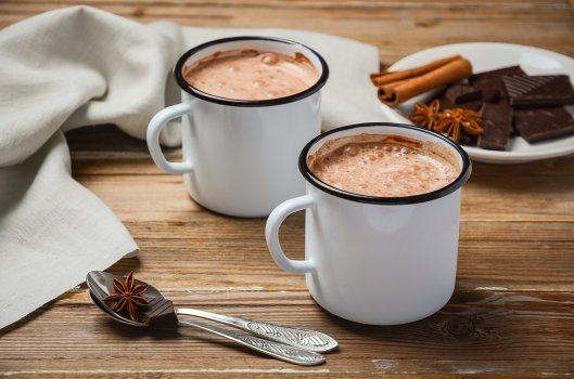 <p>1 bardak sıcak çikolata toplam 300 kaloridir. Kış ayının etkisiyle kişilerde seretonin salgısının düşmesi mutsuzluğa ve daha çok yemek yemeye sevk eder.</p>
