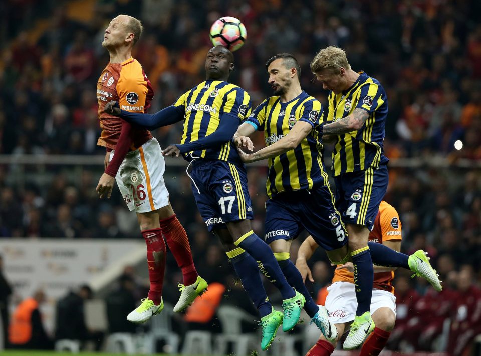 <p><strong>Galatasaray-Fenerbahçe</strong><br />
<br />
Spor Toto Süper Lig'in 28. haftasındaki derbi maçta Galatasaray ile Fenerbahçe, Türk Telekom Arena'da karşı karşıya geldi. Bir pozisyonda Galatasaraylı oyuncu Semih Kaya (26) ile Fenerbahçeli futbolcular Moussa Sow (17), Mehmet Topal (5) ve  Simon Kjaer (4) mücadele etti.   </p>
