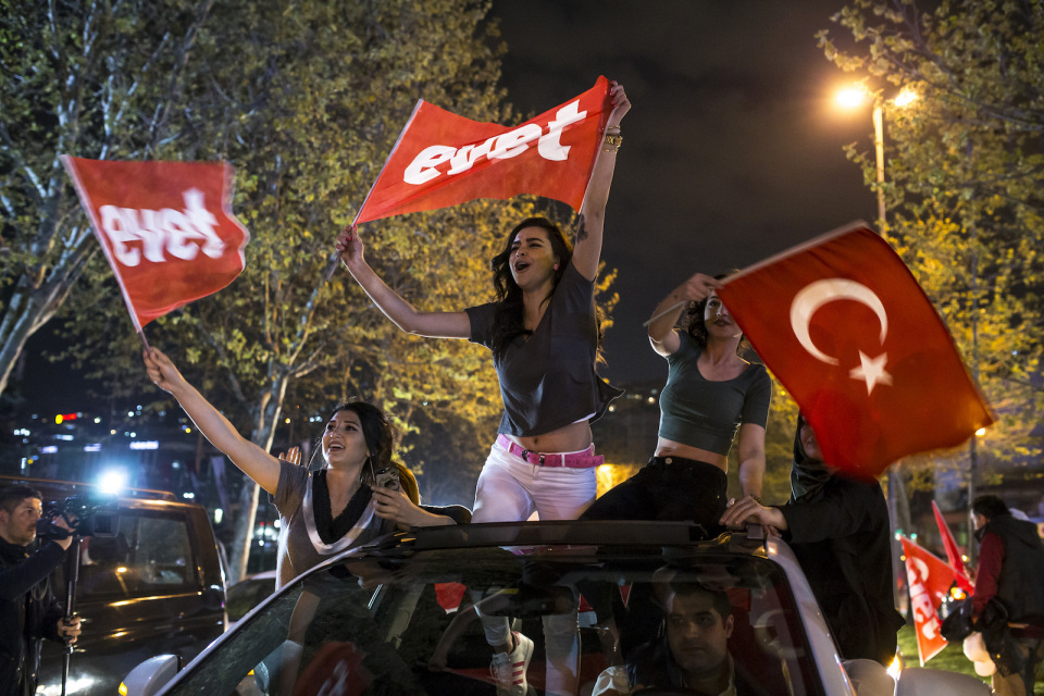<p><strong>Anayasa değişikliği halk oylaması</strong><br />
<br />
Anayasa değişikliği için yapılan halk oylamasında sonuçların belirlenmesiyle AK Parti İstanbul İl Başkanlığı önünde toplanan vatandaşlar sevinç gösterisinde bulundu.  </p>
