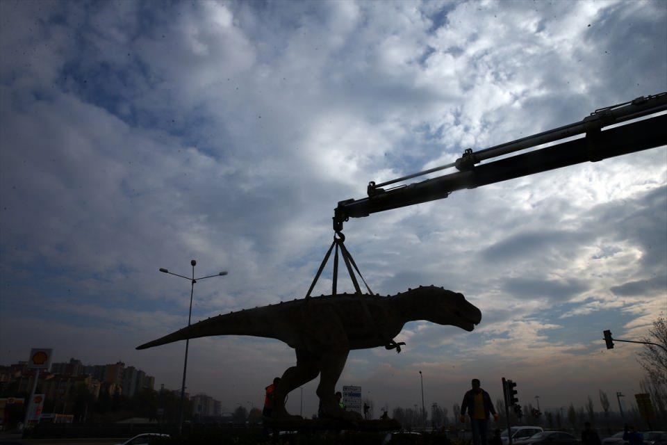 <p>3 metre yüksekliğinde ve 10 metre uzunluğundaki maket, Ankapark'ın yakınındaki çiftlik kavşağına 2015 yılında monte edilmişti.</p>
<p> </p>