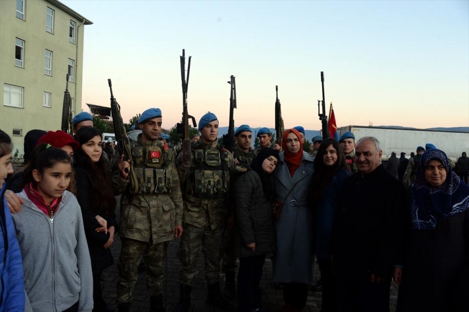 <p>Daha sonra 180 komando, otobüslerle El-Bab'a uğurlandı. </p>
<p> </p>