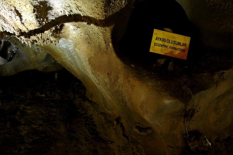 <p>Ücretsiz ziyaret edilebilen mağara, dokuya zarar vermeyecek şekilde yapılan merdivenler, yürüyüş ve seyir platformları ile özel aydınlatmaların katkısıyla da fotoğraf tutkunlarının özel ilgisini çekiyor.</p>
<p> </p>