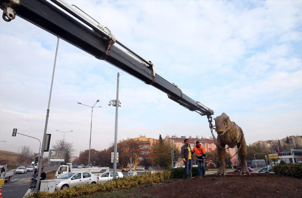 <p>Ankara'da, Mustafa Tuna'nın Büyükşehir Belediye Başkanlığı’na getirilmesinin ardından kente ilişkin yeni düzenleme çalışmaları devam ediyor.</p>

<p> </p>
