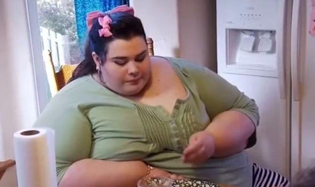 <p>ABD'nin Oregon eyaletinde yaşayan 24 yaşındaki Amber Rachdi, 292 kiloya ulaşarak, obezite sınırının bile üstüne çıkmıştı.</p>