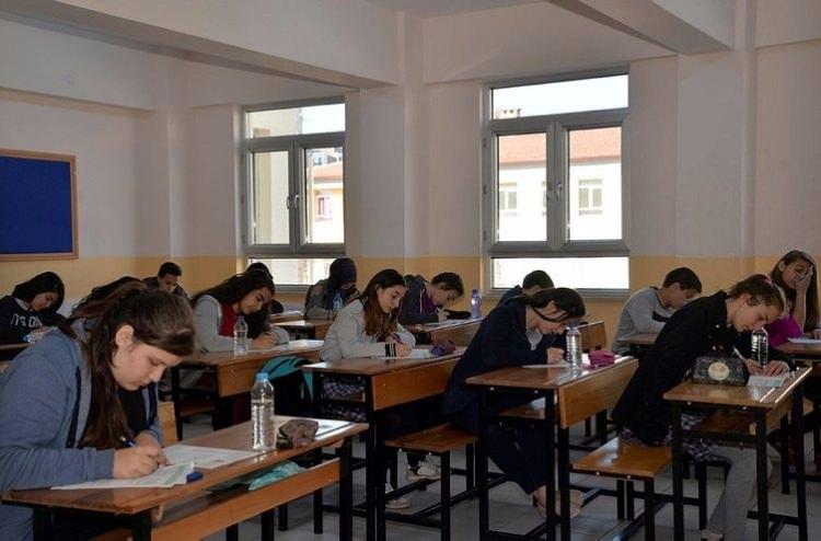 <p>Okul kitapları ve okullarda işlenen müfredatlar esas olacak.</p>