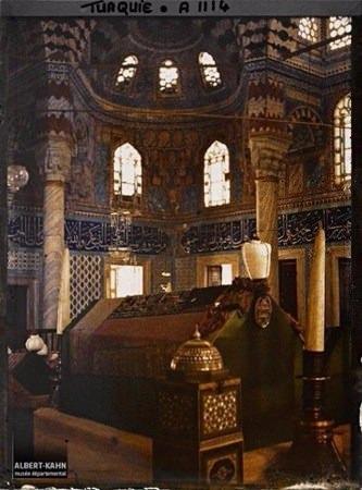 <p>1912 yılının eylül ayında ‘Muhteşem’ ya da ‘Kanuni’ olarak bilinen Sultan I. Süleyman’ın türbesinin içi görüntülenmiş.  </p>

<p> </p>
