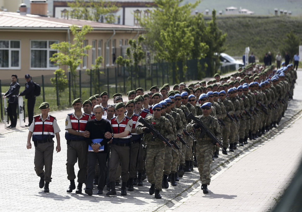 <p><strong>Genelkurmay çatı davası</strong><br />
<br />
Fetullahçı Terör Örgütü'nün (FETÖ) darbe girişiminde Genelkurmay Karargahı'nda yaşananlara ilişkin 221 sanıklı çatı davanın tutuklu sanıkları duruşma salonuna götürülmek üzere cezaevinden çıkarıldı. Sincan Ceza ve İnfaz Kurumundan jandarma komandoları eşliğinde çıkarılan Akın Öztürk (önde), Mehmet Partigöç, Mehmet Dişli, Gökhan Şahin Sönmezateş ve İlhan Talu'nun aralarında bulunduğu sanıklar, dava nedeniyle cezaevi önünde toplanan ve ellerinde Türk bayrakları bulunan çok sayıda vatandaş tarafından protesto edildi. </p>
