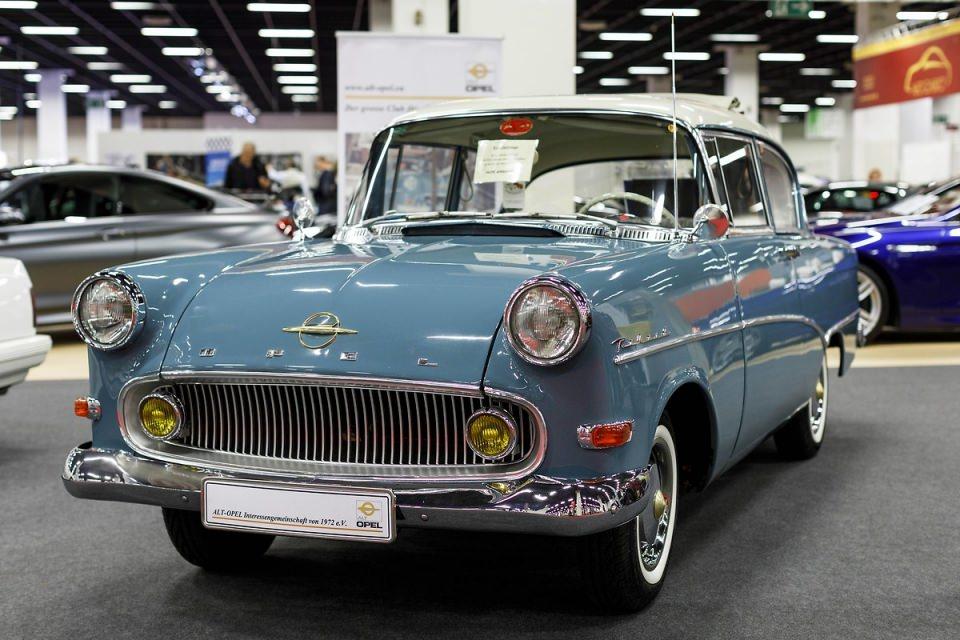 <p>Opel Rekord P1.</p>

<p> </p>

