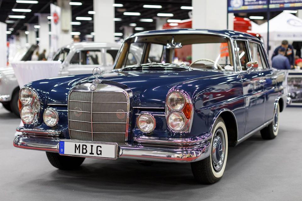<p>Mercedes-Benz 230S.</p>

<p> </p>
